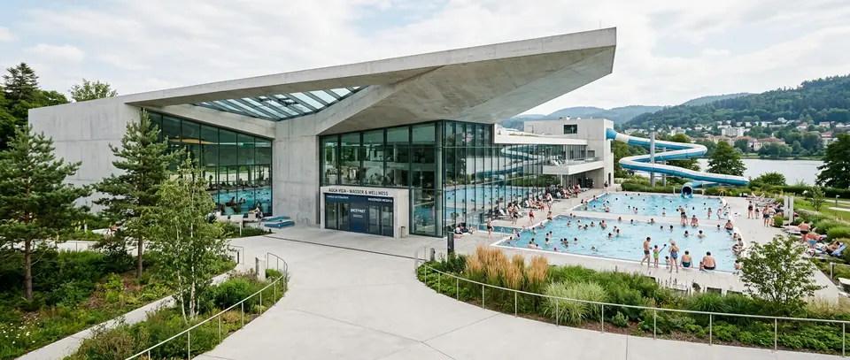 Schwimmbad mit verglastem Eingangsbereich und Außenbecken mit Rutsche